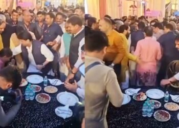 सिंधिया के पीठ फेरते ही ‘काजू-बादाम’ पर टूट पड़े नेता… किसी ने जेब में भरे, कोई मुट्ठियों में दबा ले गया