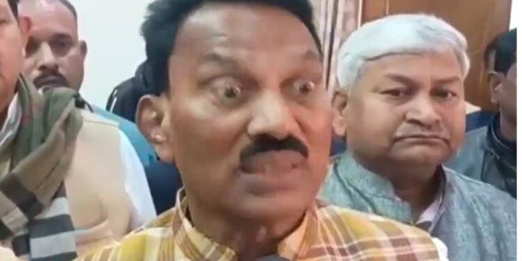‘आप प्रभारी मंत्री को निर्देश न दें…’, ग्वालियर की सड़कों पर सवाल पूछा तो बिफरे मिनिस्टर तुलसी सिलावट, पत्रकारों को दी नसीहत
