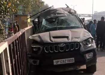 दिल्ली में तेज रफ्तार स्कॉर्पियो का कहर! डिवाइडर से टकराने के बाद पैदल जा रहे लोगों पर गिरी… बुजुर्ग की मौत