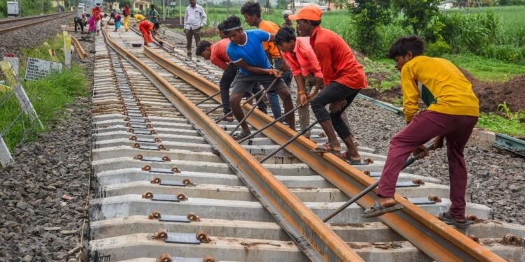 MP में रेल लाइन के लिए कटेंगे 1.24 लाख पेड़, रेलवे ने केंद्र से मांगी अंतिम मंजूरी