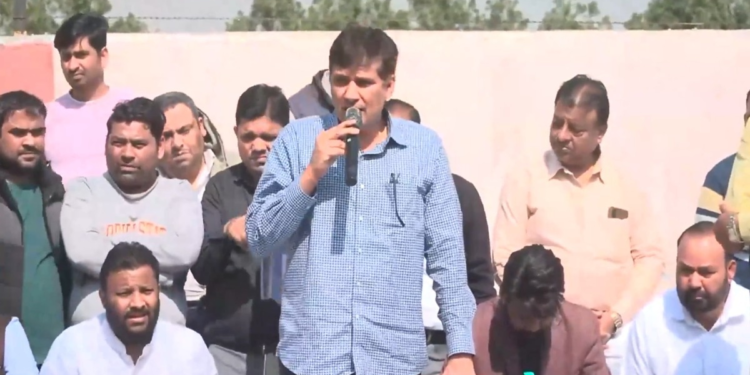 DTC के संविदा कर्मचारियों को हटाने के खिलाफ सड़कों पर AAP, सौरभ भारद्वाज बोले- यह अमानवीय फैसला
