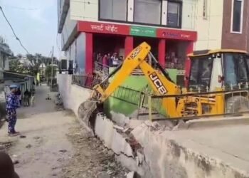 दरभंगा में गरजा बुलडोजर! लोहिया चौक से एकमी तक अतिक्रमण पर चला प्रशासन का डंडा