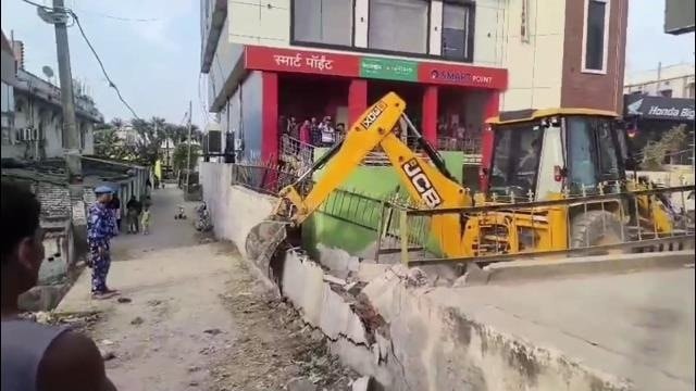 दरभंगा में गरजा बुलडोजर! लोहिया चौक से एकमी तक अतिक्रमण पर चला प्रशासन का डंडा