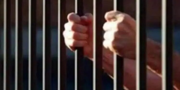 जेल में घटाई फोन कॉल की सुविधा तो भड़क उठे कैदी, भूख हड़ताल पर बैठे