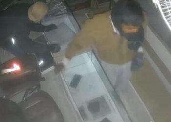 दिल्ली में हाई-प्रोफाइल चोरी… शटर तोड़ा, शोकेस खंगाले, करोड़ों के जेवरात ले उड़े बदमाश