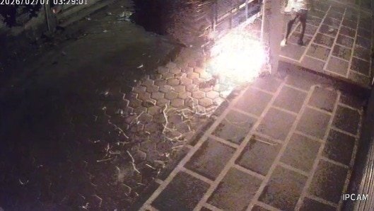 पेट्रोल डालकर कबाड़ व्यापारी का ऑटो जलाया, भोपाल में बेखौफ बदमाश की करतूत CCTV में कैद