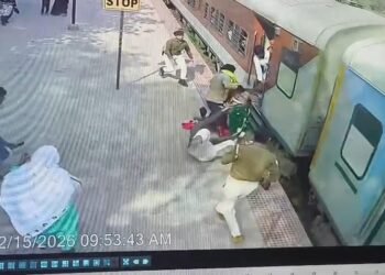 चलती ट्रेन और प्लेटफार्म के बीच फंसी महिला, RPF की बहादुरी से टला बड़ा हादसा, Video