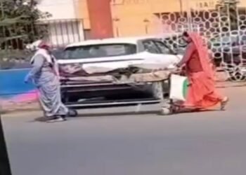 मध्य प्रदेश: MY अस्पताल का गेट बंद, सड़क पर स्ट्रेचर धकेलती दिखीं महिलाएं, वीडियो वायरल