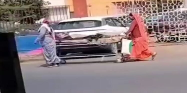 मध्य प्रदेश: MY अस्पताल का गेट बंद, सड़क पर स्ट्रेचर धकेलती दिखीं महिलाएं, वीडियो वायरल