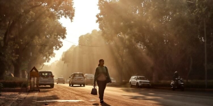 दिल्ली में आज साल का सबसे गर्म दिन, ‘खराब’ AQI के बीच हो सकती है बारिश