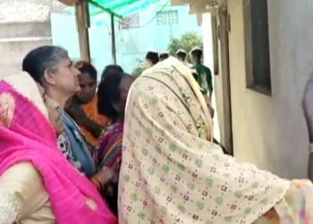 जवान बेटे की मौत का सदमा नहीं सह पाए माता-पिता, घर के आंगन में खत्म कर ली जिंदगी, उजड़ गया पूरा परिवार