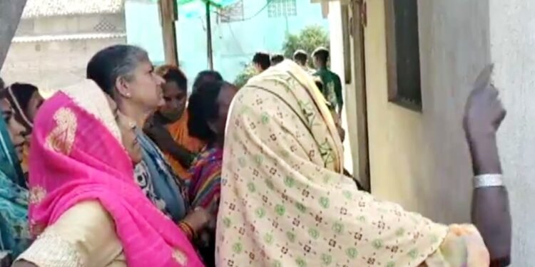 जवान बेटे की मौत का सदमा नहीं सह पाए माता-पिता, घर के आंगन में खत्म कर ली जिंदगी, उजड़ गया पूरा परिवार