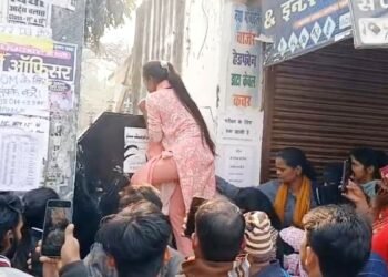 बिहार: परीक्षा के लिए ‘दीवार’ फांद गईं छात्राएं, लेट होने पर गेट नहीं खुला तो जोखिम में डाली जान