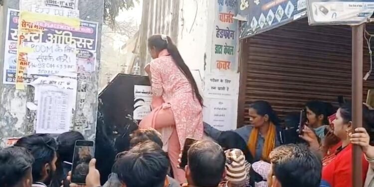 बिहार: परीक्षा के लिए ‘दीवार’ फांद गईं छात्राएं, लेट होने पर गेट नहीं खुला तो जोखिम में डाली जान