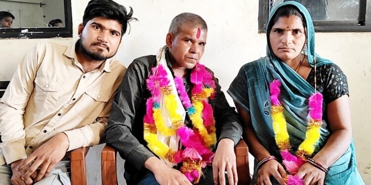 चमत्कार: 2 साल का था बेटा तब बिछड़े थे पिता, अब 22 साल बाद लौटे, लिपटकर रो पड़े घरवाले