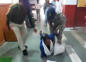 MP में सिस्टम शर्मसार: कलेक्टर दफ्तर में रेंगते हुए जा पहुंचा फरियादी, मंजर देख कुर्सी छोड़ उठ खड़े हुए अफसर