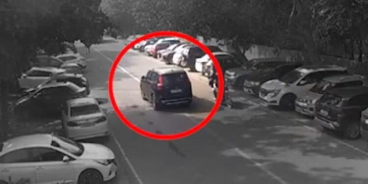 स्कॉर्पियो की तेज रफ्तार, हादसे के बाद भागते बहन-भाई… दिल्ली एक्सीडेंट का नया Video