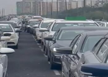 बारापूला फ्लाईओवर पर दिल्ली से नोएडा जाने वाली सड़क पर भीषण जाम, डेढ़ घंटे तक रेंगती दिखीं गाड़ियां