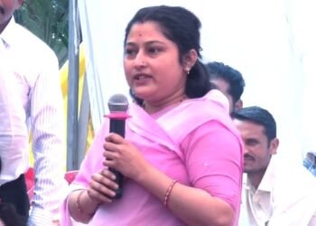 ‘निगम कर्जे में है तो अच्छी सड़कें खोदकर दोबारा क्यों बना रहे?’, इंदौर की ‘धाकड़’ महिला, महापौर के सामने ही खोल दी सिस्टम की पोल