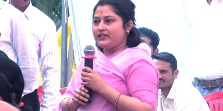 ‘निगम कर्जे में है तो अच्छी सड़कें खोदकर दोबारा क्यों बना रहे?’, इंदौर की ‘धाकड़’ महिला, महापौर के सामने ही खोल दी सिस्टम की पोल