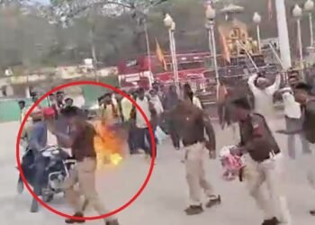 मैहर: कांग्रेस के प्रदर्शन में बवाल, आग की लपटों में घिरे ट्रैफिक पुलिस अधिकारी, पेट्रोल के छींटों से वर्दी में लगी आग
