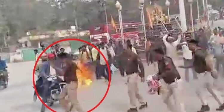 मैहर: कांग्रेस के प्रदर्शन में बवाल, आग की लपटों में घिरे ट्रैफिक पुलिस अधिकारी, पेट्रोल के छींटों से वर्दी में लगी आग