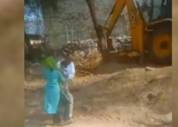 रूह कांपने वाला मंजर: दादा बना हैवान, डेढ़ साल की पोती को चलती JCB के आगे फेंका