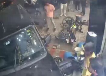 कपड़े की दुकान में जा घुसी बेकाबू स्कॉर्पियो, चपेट में आने से चार लोग घायल, CCTV में कैद हुआ हादसा