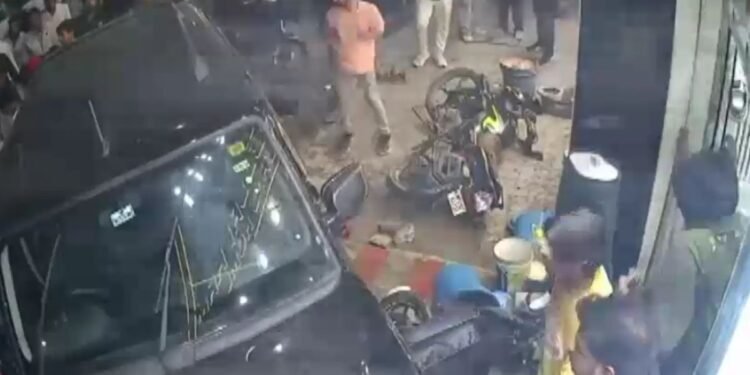कपड़े की दुकान में जा घुसी बेकाबू स्कॉर्पियो, चपेट में आने से चार लोग घायल, CCTV में कैद हुआ हादसा