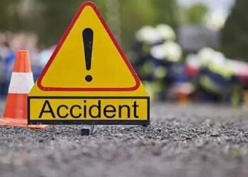 गुरुग्राम में तेज रफ्तार मर्सिडीज डिवाइडर से टकराकर पलटी, बाल-बाल बची जान