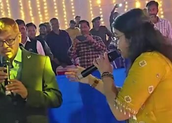 ‘कौन दिसा में लेके चला…’, DM और SP ने रीतिका राज संग बांध दिया समा, वायरल हुई सुरीली जुगलबंदी