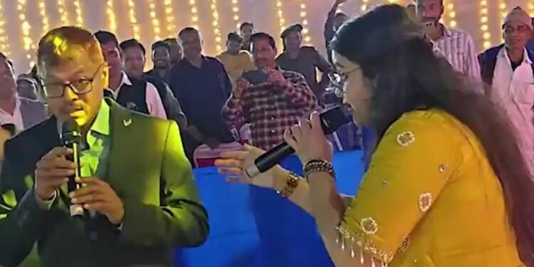 ‘कौन दिसा में लेके चला…’, DM और SP ने रीतिका राज संग बांध दिया समा, वायरल हुई सुरीली जुगलबंदी