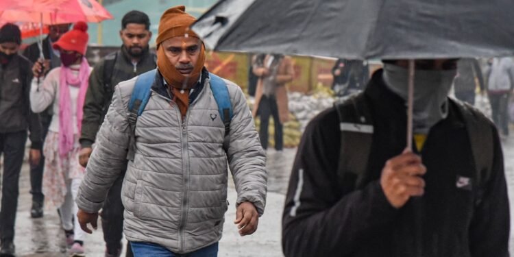 देश के कई राज्यों में होगी बारिश! दिल्ली में बढ़ेगा पारा… जानें मौसम