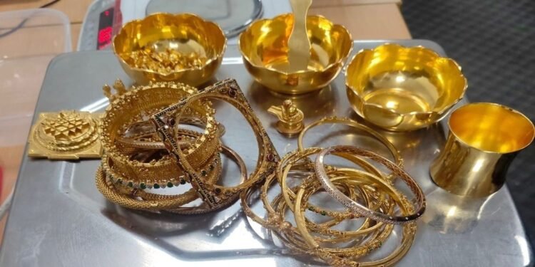 दिल्ली एयरपोर्ट पर कस्टम्स की बड़ी कार्रवाई, 5 करोड़ का सोना-हीरा और लग्जरी घड़ियां जब्त