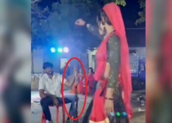 कुर्सी पर बैठ अपने सामने नचाई डांसर, बंदूक से ठोकता रहा फायर… 47 सेकंड का वीडियो वायरल