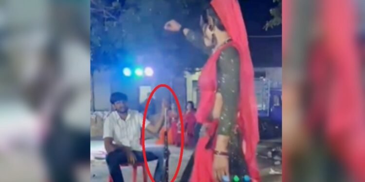 कुर्सी पर बैठ अपने सामने नचाई डांसर, बंदूक से ठोकता रहा फायर… 47 सेकंड का वीडियो वायरल
