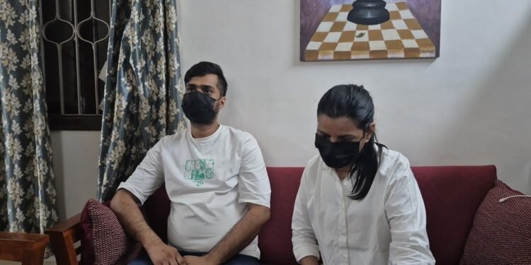 हमारी गंदी फोटो वायरल कर रहे लोग…नॉर्थ ईस्ट की लड़कियों से बदसलूकी करने वाले कपल की सफाई