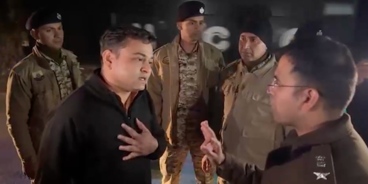 कांग्रेस कार्यकर्ताओं की गिरफ्तारी को लेकर भिड़ीं हिमाचल और दिल्ली पुलिस… रातभर चला हाई वोल्टेज ड्रामा, जानें पूरा टाइमलाइन