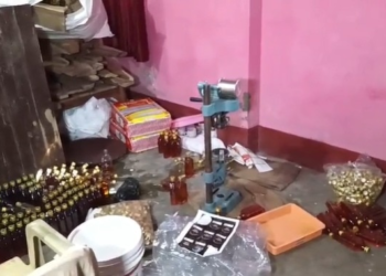 खाली बोतल, ब्रांडेड रैपर, स्प्रिट और… राशन डीलर के घर चल रही थी नकली शराब फैक्ट्री, 5 गिरफ्तार