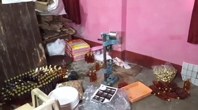खाली बोतल, ब्रांडेड रैपर, स्प्रिट और… राशन डीलर के घर चल रही थी नकली शराब फैक्ट्री, 5 गिरफ्तार