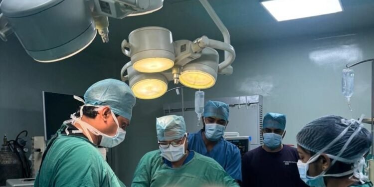 कूल्हे का कैंसर ट्यूमर… 20 दिनों में 3 सर्जरी कर निकाला, डॉक्टरों ने बचाई तीन बच्चों की मां की जान