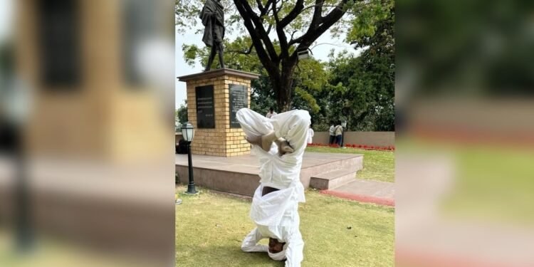 ये क्या! मध्य प्रदेश विधानसभा सिर के बल खड़े हो गए कांग्रेस विधायक, गांधी प्रतिमा के सामने अनोखा विरोध