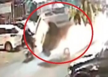 डिवाइडर से टकराकर खिलौने की तरह उछली कार, CCTV में कैद हुआ खौफनाक हादसा