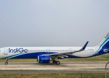 मिडिल ईस्ट में जंग… दिल्ली एयरपोर्ट से आने-जाने वाली 100 फ्लाइट्स रद्द, कई जगह फंसे यात्री