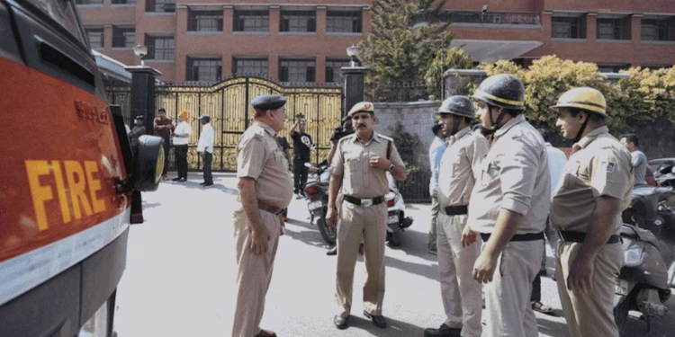 दिल्ली के कई स्कूलों को बम से उड़ाने की ईमेल धमकी, सुरक्षा एजेंसियां हाई अलर्ट पर