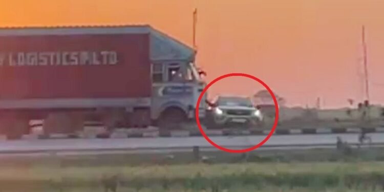 चमत्कार! ट्रक ने नेक्सॉन को 1.5 KM तक घसीटा, SAF अफसर समेत 3 की बची जान; देखें रोंगटे खड़े करने वाला VIDEO