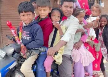 9 सवारियां, 1 बाइक: जान जोखिम में डालकर मौत का सफर, वीडियो देख चकराया पुलिस का माथा