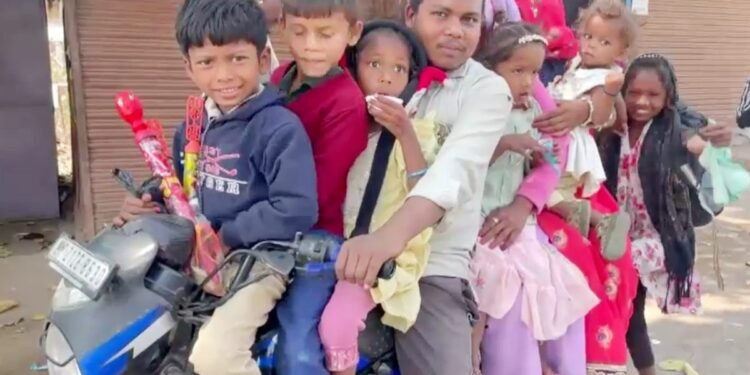 9 सवारियां, 1 बाइक: जान जोखिम में डालकर मौत का सफर, वीडियो देख चकराया पुलिस का माथा