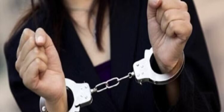 पटना में दो पिस्टल और रिवॉल्वर के साथ महिला गिरफ्तार, 15 बुलेट भी बरामद