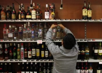 दिल्ली में होली पर खुली रहेंगी शराब की दुकानें, राजधानी में सिर्फ इन 5 दिन होगा ड्राई डे